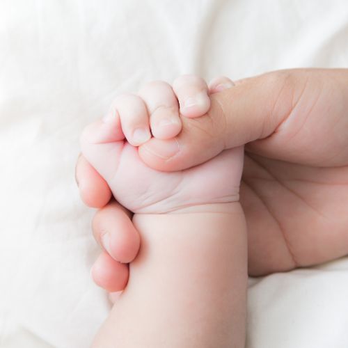 hebamme-claudia-hand-baby